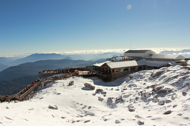 冰川公园其实就是在玉龙雪山的观景台在往上走一点路,不过大多的游客