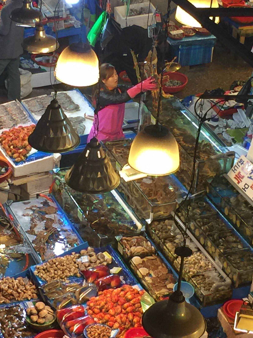 鹭梁津水产市场是最大的海鲜批发地,是首尔市内大部分餐馆进货地点