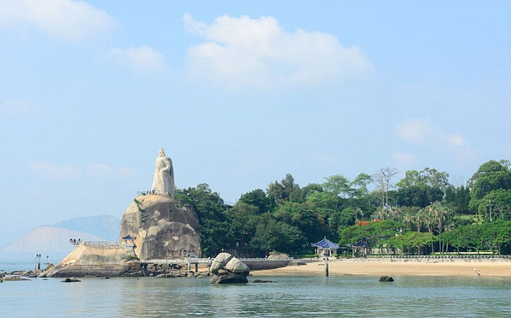 鼓浪屿位于厦门岛西南隅,与厦门岛只隔一条宽600米的鹭江,轮渡几分钟