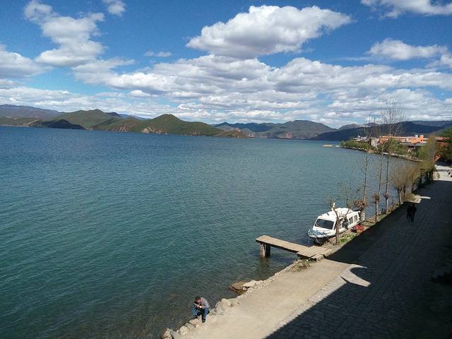 阳台右边拍的风景不错哦。中午12点左右就到