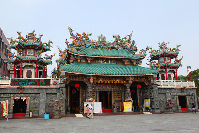 旁边就是圣母庙.南方的寺庙雕龙绘凤,热闹非凡.