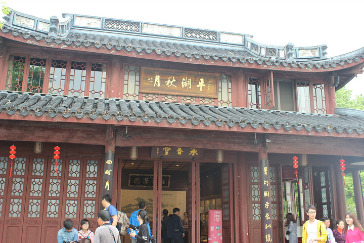 楼外楼 山外青山楼外楼,西湖歌舞几时休,暖风熏