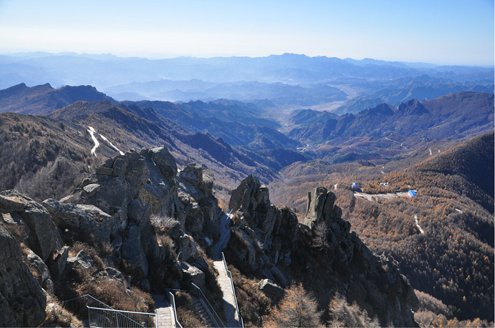 "主峰一带明显突出，其外围呈中低山峦，地貌十分复杂。在莲花池有写生的学生，作画之人已是风景一角_雾灵山"的评论图片