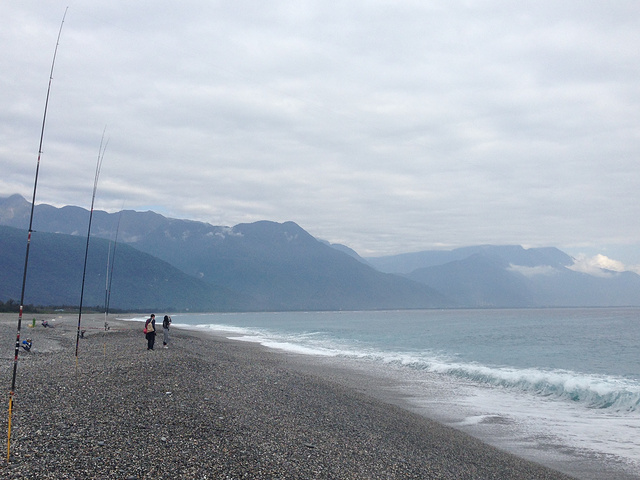 花莲的外海都是很深的海沟,几千米啊~所以马上就深蓝了太阳出来,云雾