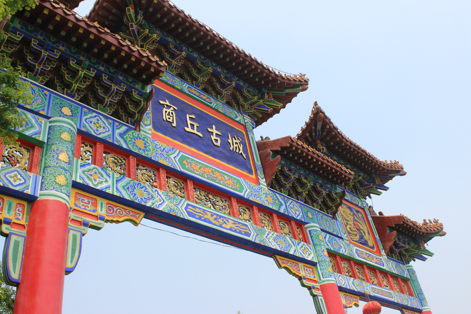 八关斋位于商丘城南500米处,进入院内,可以看到一座造型优美的八角亭