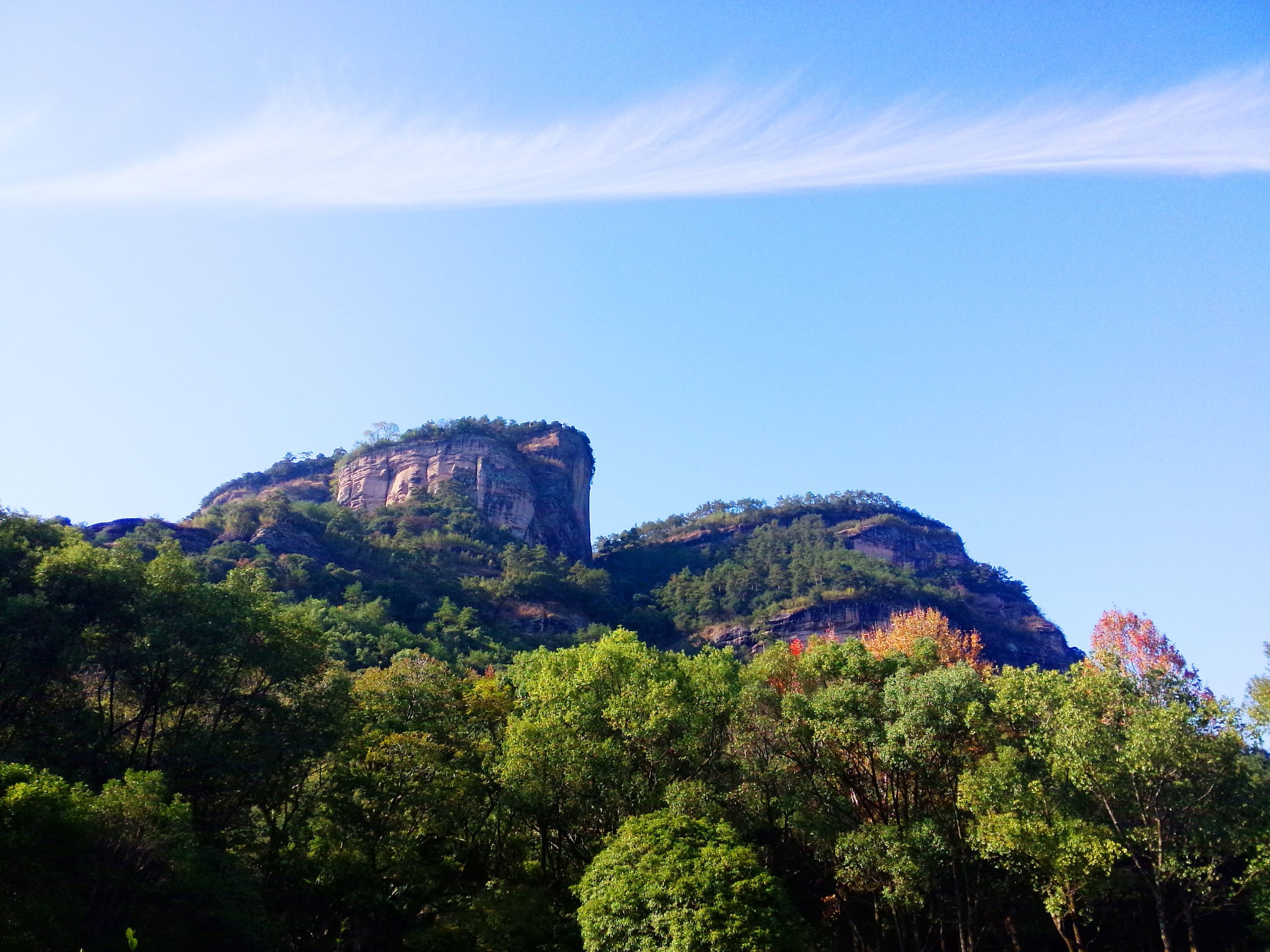 点评(5&nbsp;条) 大王峰位万年宫西侧,雄跨九曲溪口,是进入武夷山的第