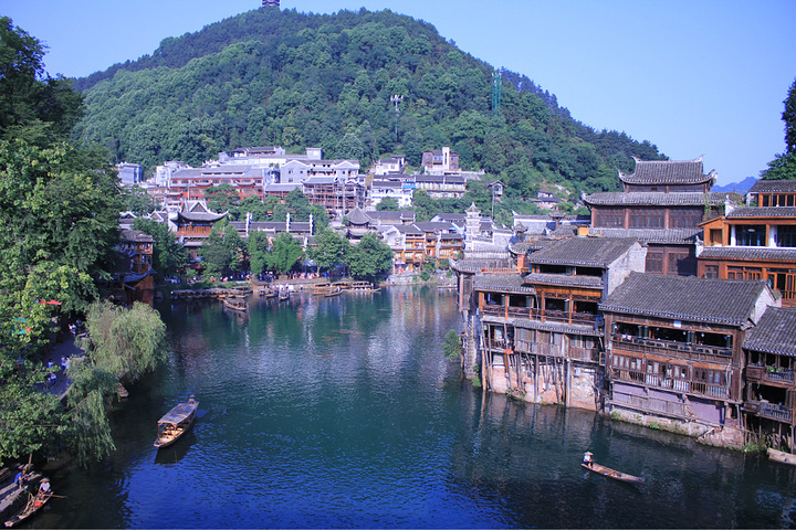 一对年轻的恋人,在河边打水仗.《边城》中的天保还是傩送?