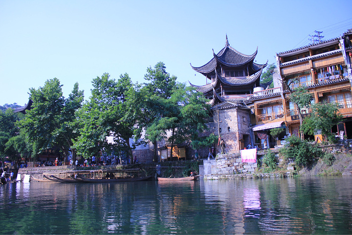 一对年轻的恋人,在河边打水仗.《边城》中的天保还是傩送?