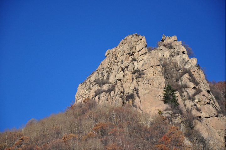 "主峰一带明显突出，其外围呈中低山峦，地貌十分复杂。在莲花池有写生的学生，作画之人已是风景一角_雾灵山"的评论图片