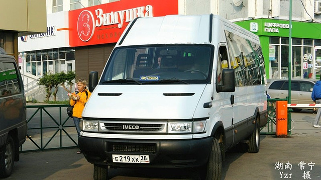 乘坐巴士的地点在市区最大的农贸市场里, 在候车时看见两个女青年吸烟