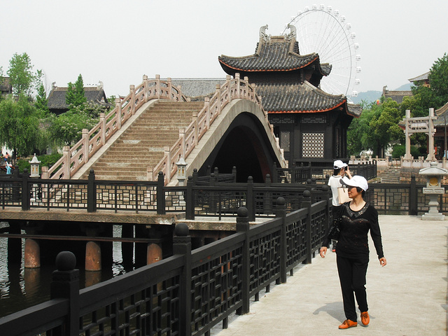 "清明上河图景区占地面积600余亩，风光旖旎独特，细细品味，妙趣横生。汴河蜿蜒，河水清澈，波光粼粼_清明上河图景区"的评论图片