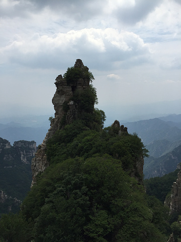 "还是建议游览先下后上的推荐路线，从韭菜园平台向下走，到南天门，再到仙人晒靴，太行之神，人少又安..._白石山世界地质公园"的评论图片