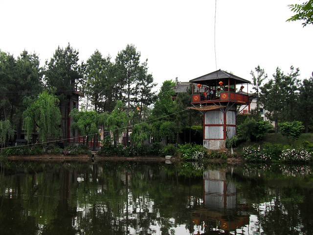 "清明上河图景区占地面积600余亩，风光旖旎独特，细细品味，妙趣横生。汴河蜿蜒，河水清澈，波光粼粼_清明上河图景区"的评论图片