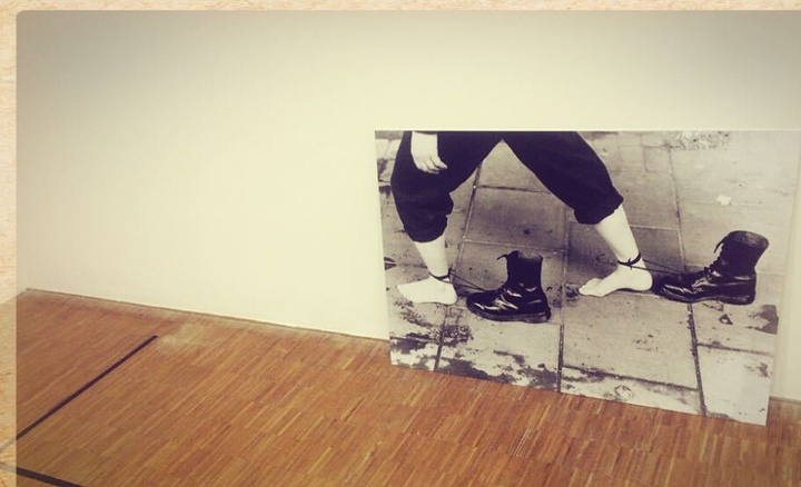 谁才是思想怪异的艺术家所以对周围人无论躺着在地板上还是对着天空