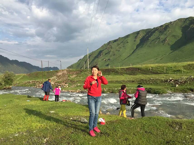 "...风景，但路吐险峻，崎岖蜿蜒，由于早上下了雨，中途有一段山体滑坡，抢险车现场抢险，耗时半个多小时_巴音布鲁克景区"的评论图片