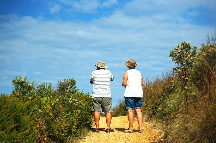 大洋路上遇到的最浪漫的背影:一对老年夫妻,顶着烈日,迈着缓慢的步伐
