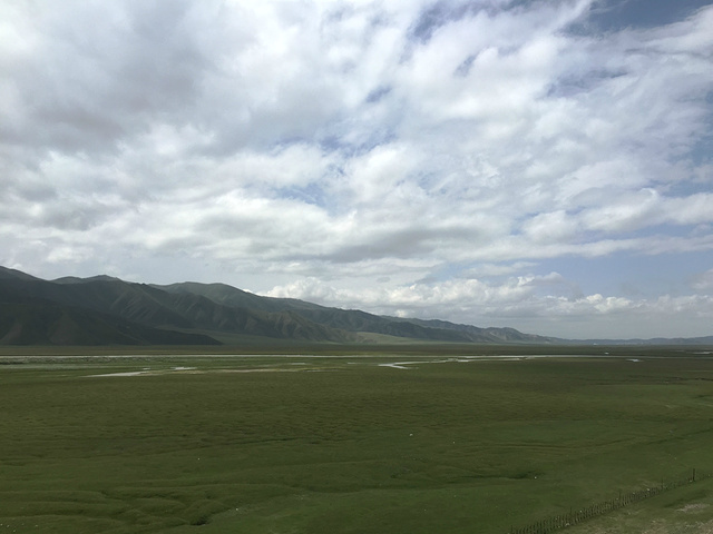 "...风景，但路吐险峻，崎岖蜿蜒，由于早上下了雨，中途有一段山体滑坡，抢险车现场抢险，耗时半个多小时_巴音布鲁克景区"的评论图片