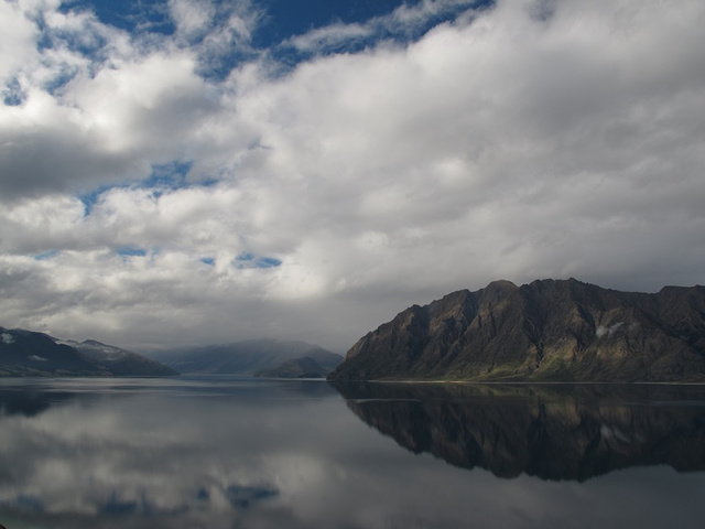 "我真不敢相信，这山竟然是真的。路上路过Lake Hawea，湖对岸的山有点不真实，好像画上一样_哈威亚湖"的评论图片