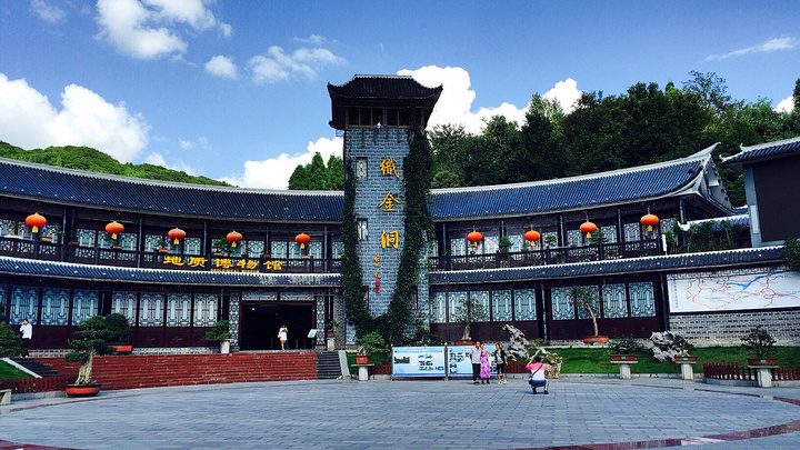 一站,因为预科的同学住在这里,所以特地过来玩耍,不然就错过了"织金洞