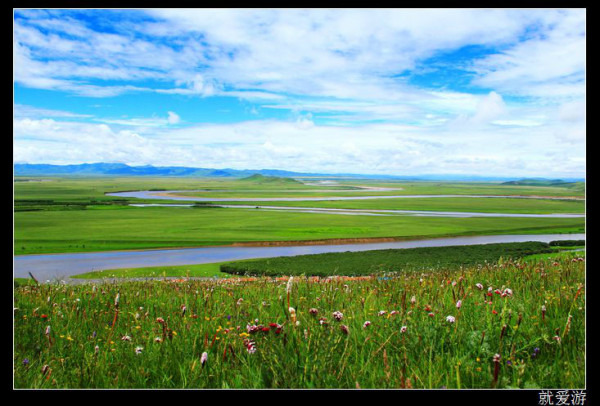 蓝天白云下的甘南天水