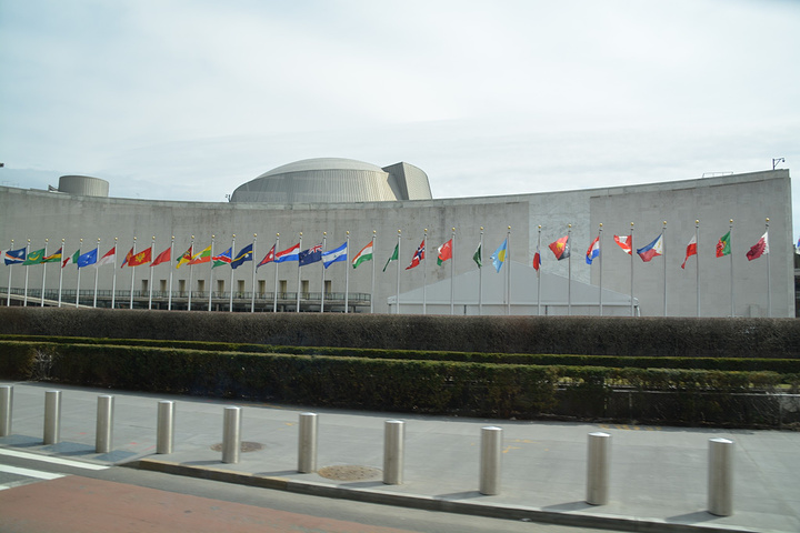 .杆,悬挂着联合国成员国的国旗,但需注意的是,休