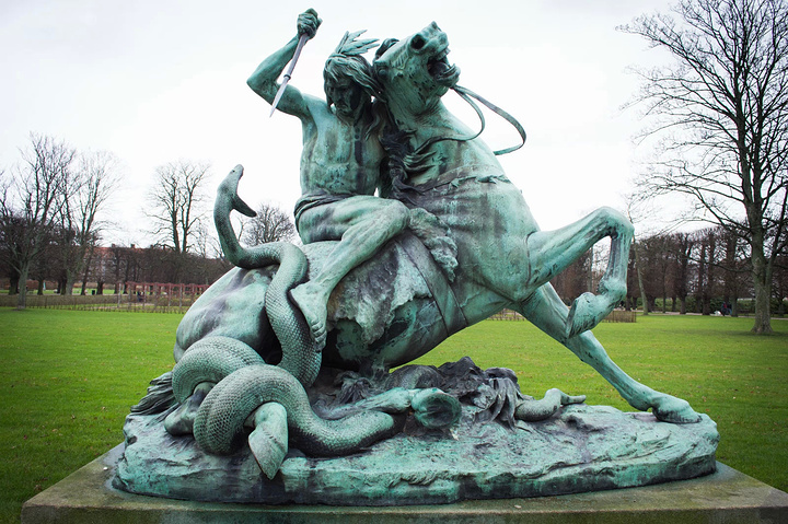公园旁的一座雕像,是北欧神话中的一位神拿着短矛与蛇争斗的场景.