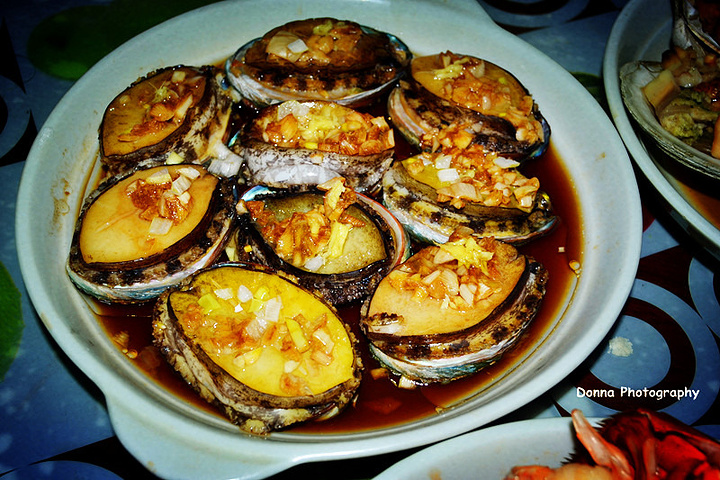 diy海鲜大餐之鲍鱼,蒸的有点老了,没掌握好时间,每人就吃了一个剩下的