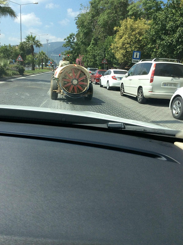 "沿途的路况很好，风景很棒！取了车在两天一夜没睡的状况下驱车前往以弗所古城_阿德楠曼德列斯机场"的评论图片