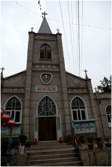 传说公元1334年,桑峪村出现了天主教堂后,因信仰不同开始分村而治,即