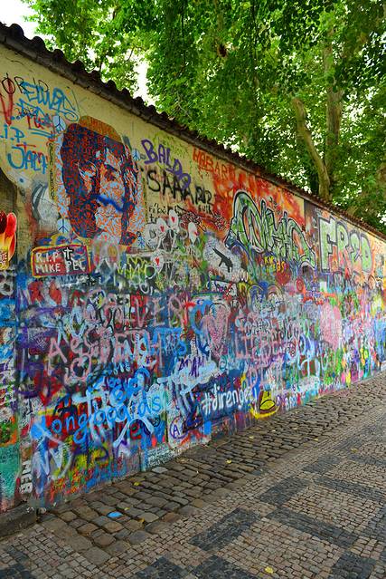 墙(捷克语:lennonova ze),位于捷克首都布拉格修道院大广场(捷克语