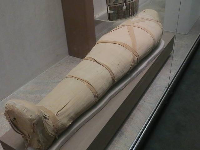 棺盖全部打开后,最里层就是木乃伊了.