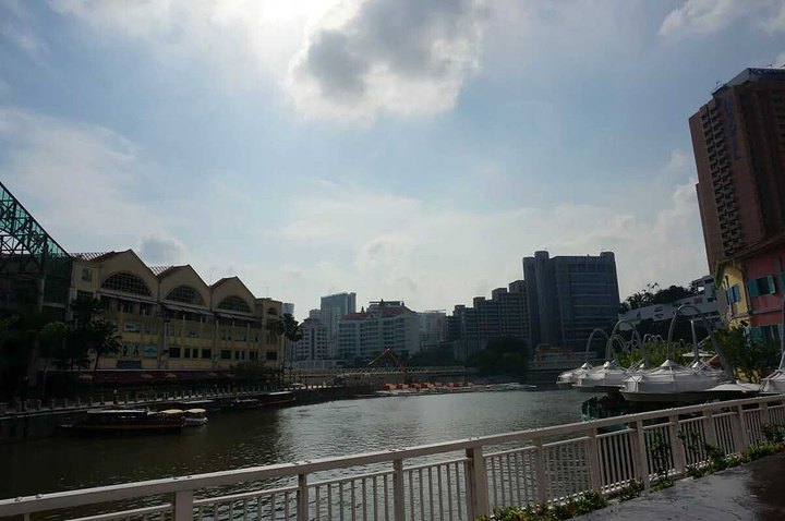 "然后到克拉码头对面的商场（著名的肉骨茶，在商场后）吃个饭，再开始游船欣赏两岸华灯初上的美景，那真是赞_新加坡河"的评论图片