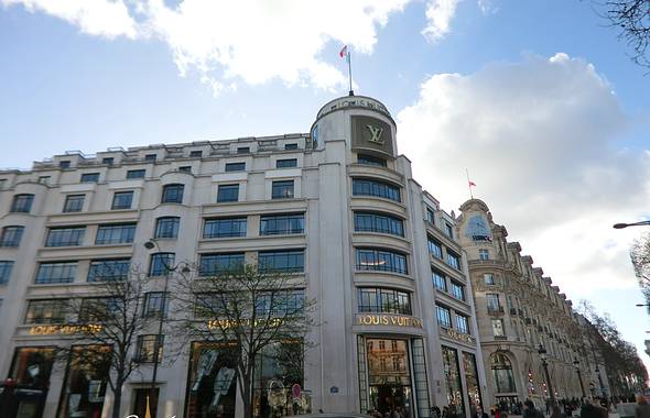 lv总部大厦～进门要排队,大部分是国人棒子还有中东狗.