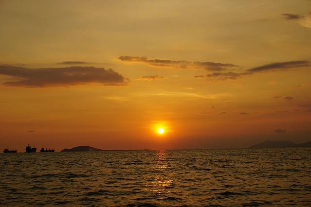 三亚湾椰梦长廊见证落日