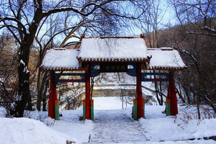 潭坊一座,悬有1891年(清光绪十七年)清德宗景皇帝御书"挹娄泽洽"匾额