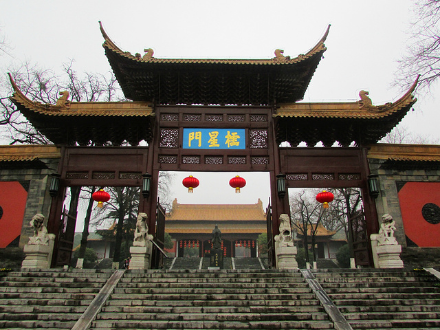 看点:当今朝天宫是江南地区最大的古建筑群,而门口枢星门牌坊则是