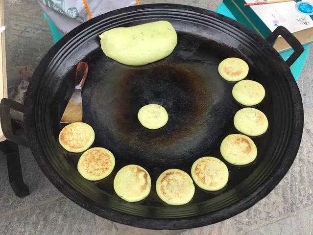 这个小馍馍叫什么名字我都忘记了,也是拿糯米做的,里面还是加有玫瑰蜜