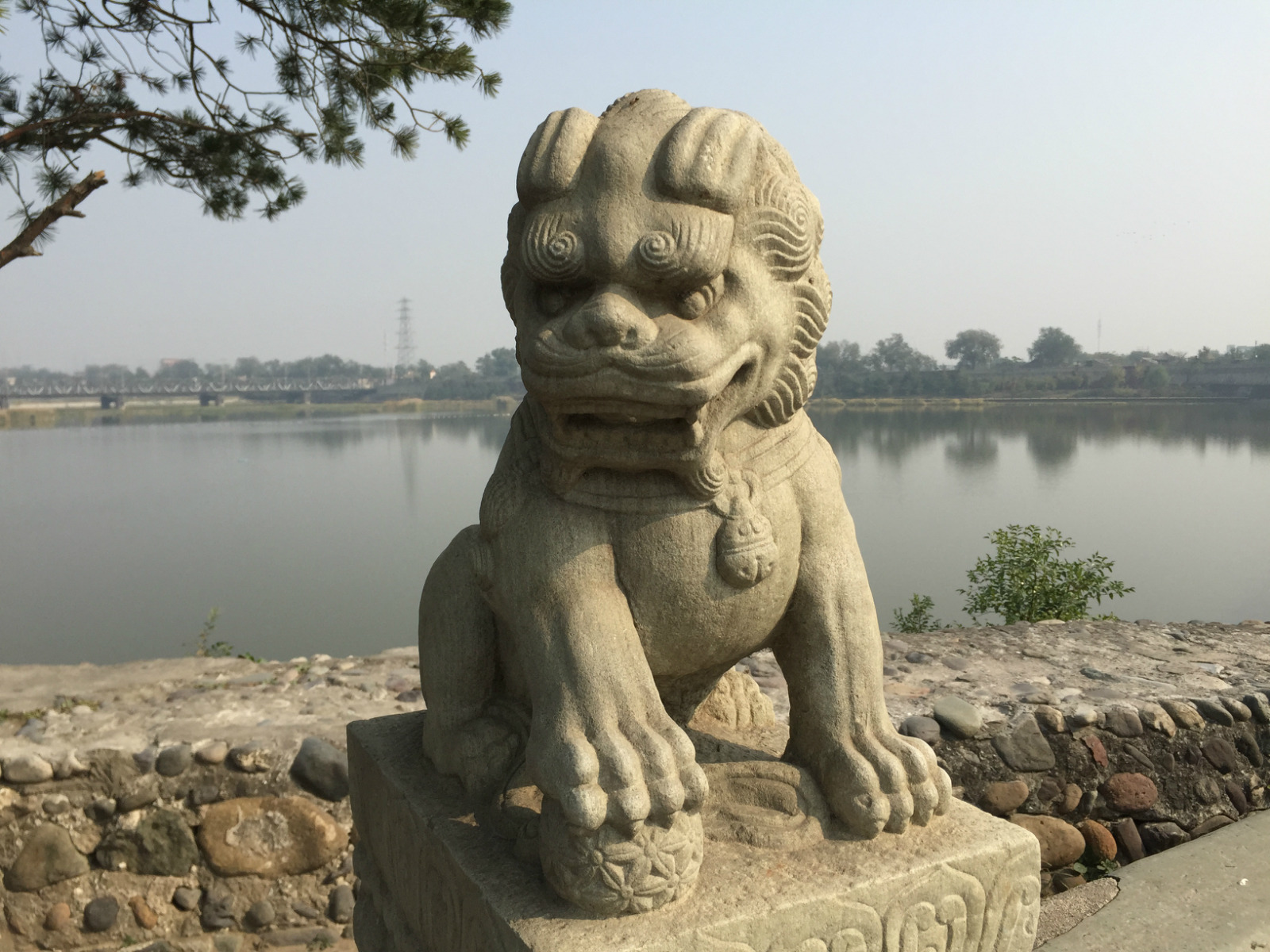 参观卢沟桥老少咸宜,大家对卢沟桥姿态各不相同的石狮子十分有兴趣.