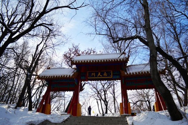 潭坊一座,悬有1891年(清光绪十七年)清德宗景皇帝御书"挹娄泽洽"匾额