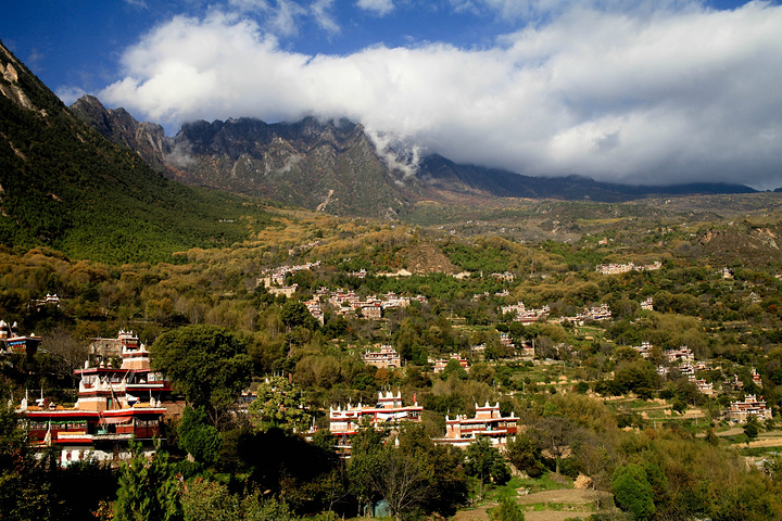 甲居藏寨金川马尔康刷经寺镇早饭后再游甲居藏寨欣赏美景之后离开甲居