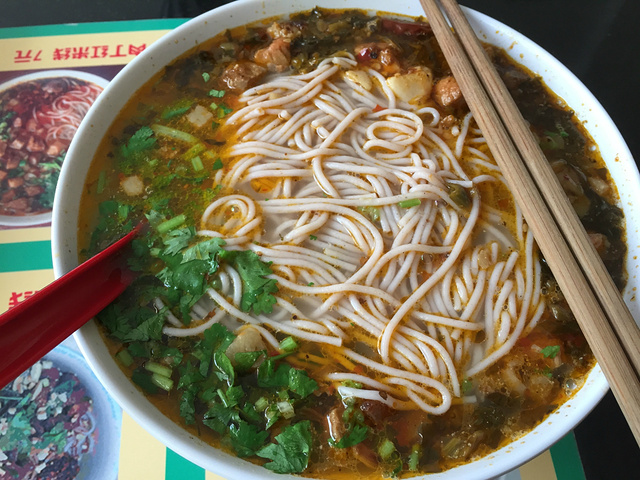 好像是叫绿春红米线吧味道不错超大一碗老公这种汉子竟然没吃完肉丁