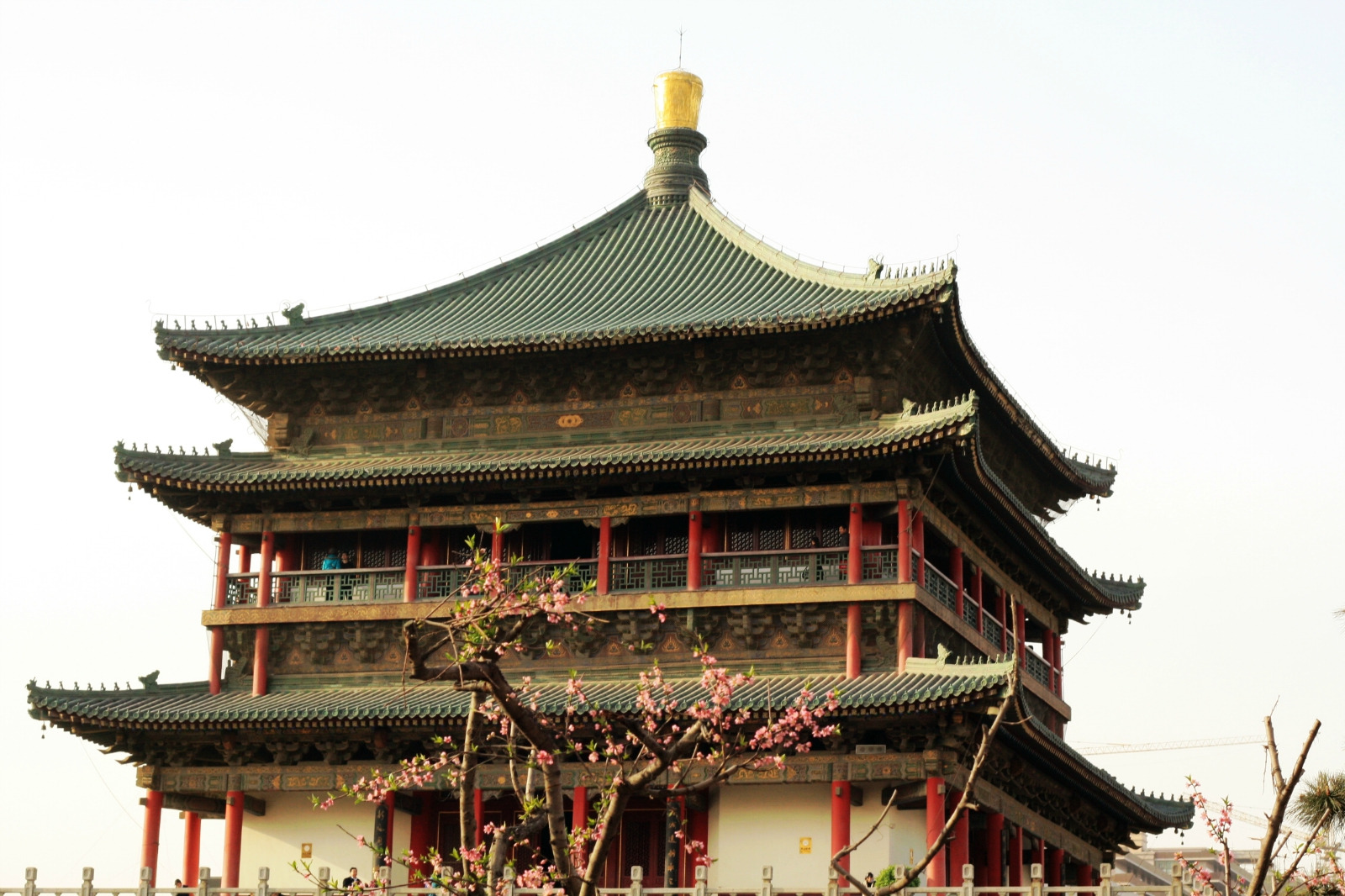 白天的钟楼,属于重檐建筑.