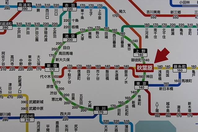 秋叶原因其是日本最大的电器商业街而闻名,数百家电器商店云集于此