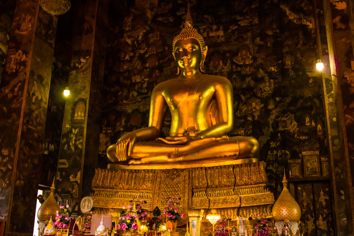 金色的大佛,坐立于大殿之中