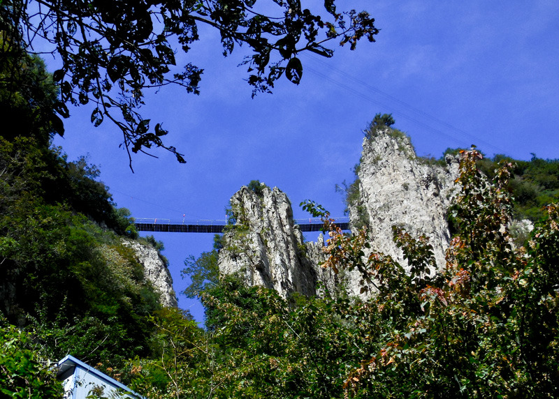 五老峰这个自然景观最吸引我的是玉柱峰之上的天桥,天桥建在山峰之巅