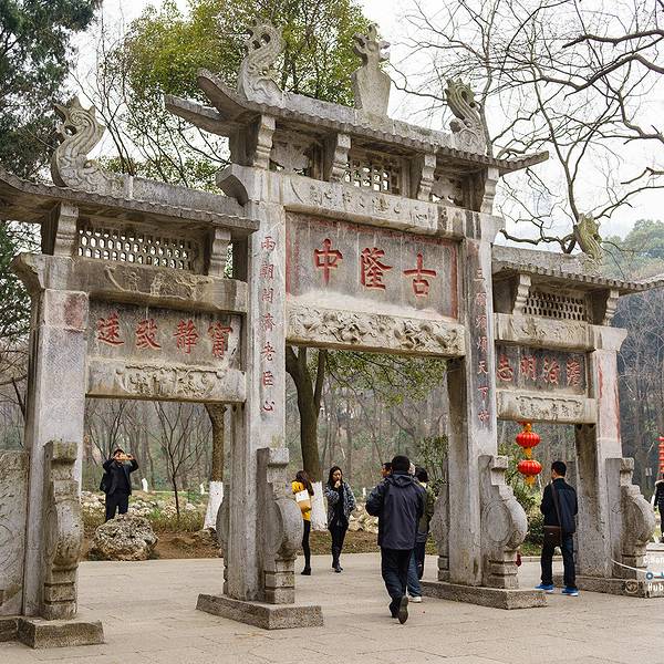 当然这一论断还是有争议的,因为在河南南阳也有一个地方叫隆中,两个