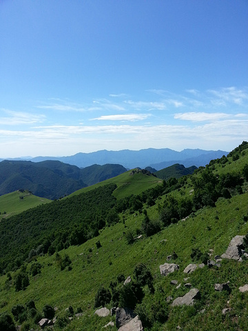 游览线路:景区服务区 - 六郎山.主峰山腰南侧正在修栈道
