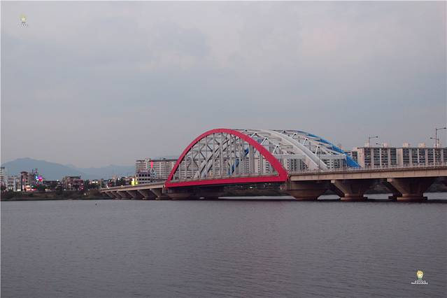 昭阳江少女铜像