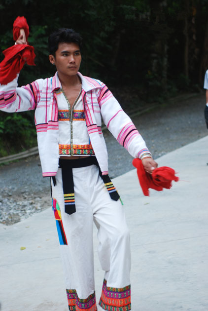 山寨门口欢迎来客的基诺族小伙子.