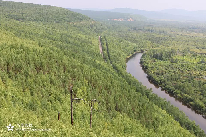 蜿蜒曲折的額木爾河水,河道呈s形伸向遠方.仿木質結構的觀景臺.